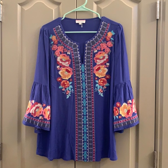 Andree Tops - Embroidered blue tunic